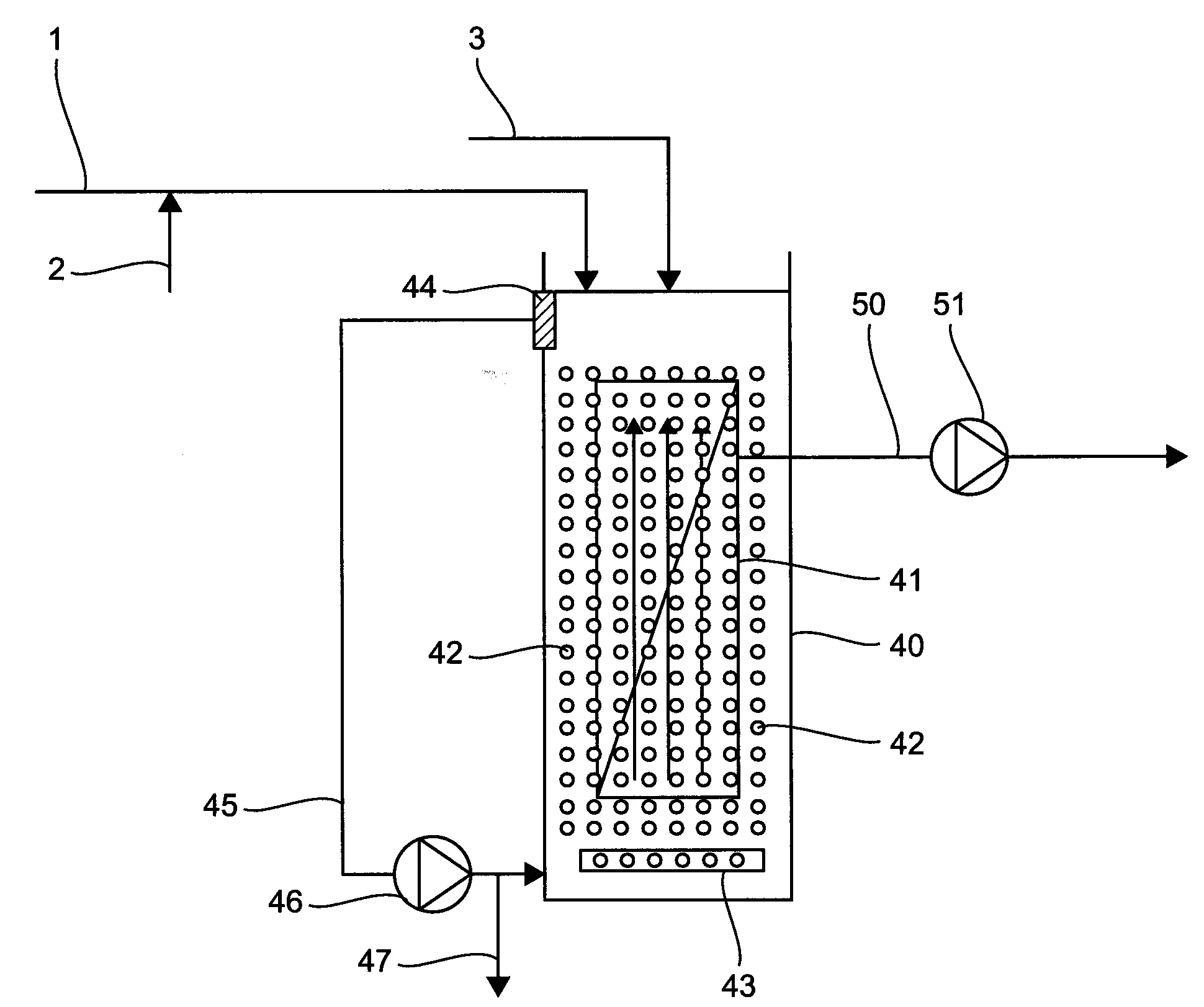 Procede de traitement d'eau sur membranes integrant une adsorption sur materiau pulverulent adsorbant et des moyens permettant de limiter l'abrasion des membranes.