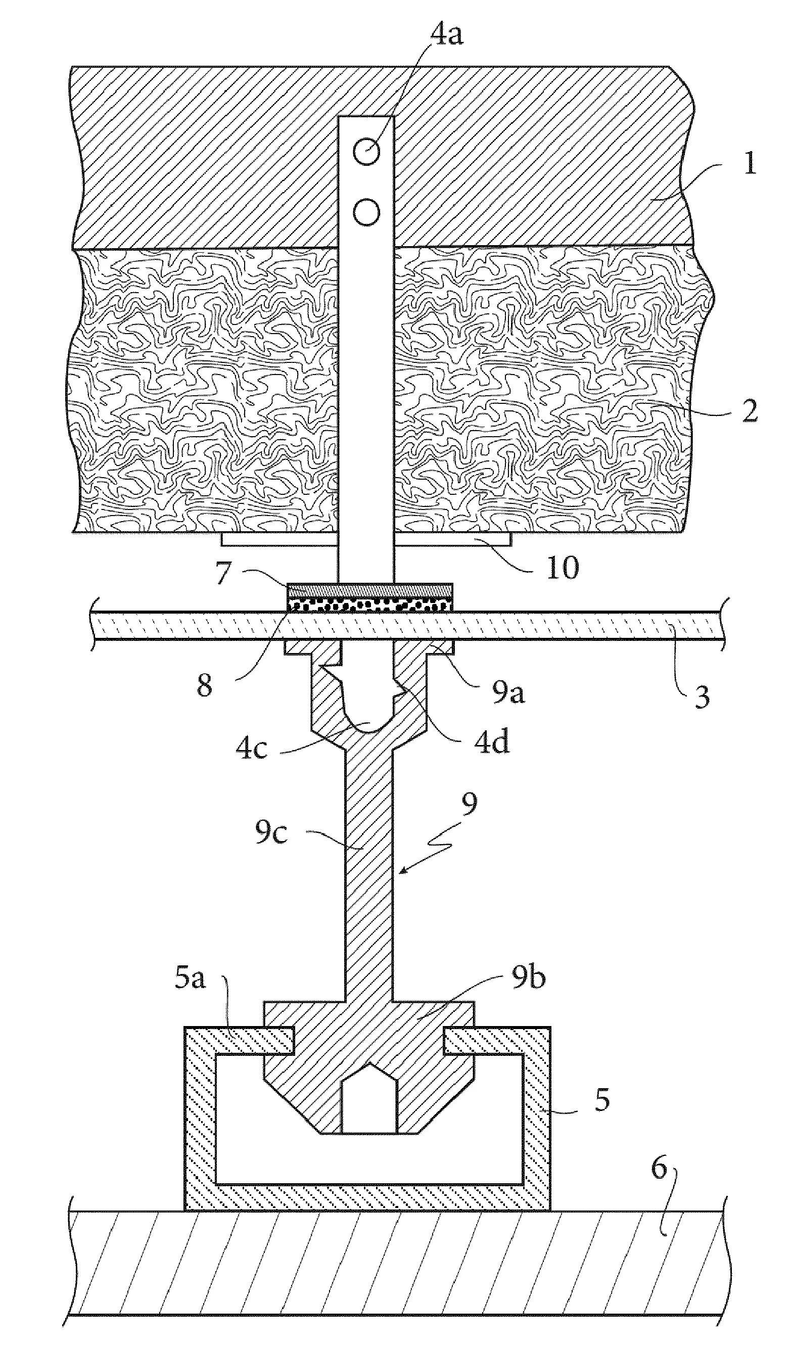 Suspente pour l'accrochage d'un rail de fixation d'un element de doublage en combinaison avec un materiau isolant et une membrane d'etancheite